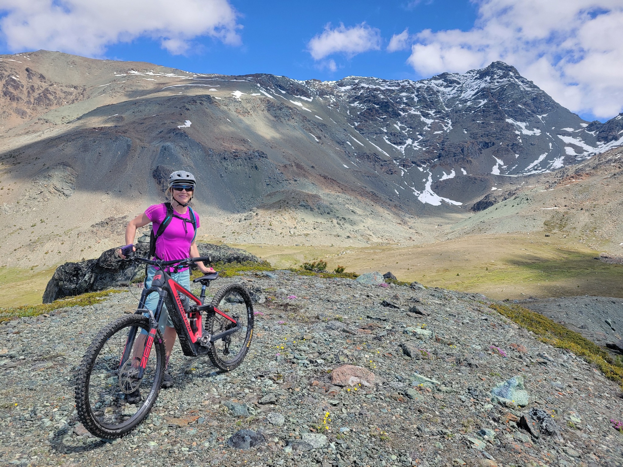 Zoe Dawson with her mountain bike in the alpine